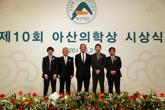 아산사회복지재단(이사장 정몽준)은 21일 서울 용산구 그랜드하얏트호텔에서 제10회 아산의학상 시상식을 개최했다. 이날 시상식에서는 김진수 기초과학연구원 유전체교정연구단장(기초의학부문)과 한덕종 서울아산병원 일반외과 교수(임상의학부문)에게 각각 3억 원, 젊은의학자부문 수상자 최정균 KAIST 바이오및뇌공학과 교수와 안정민 울산의대 심장내과 교수에게 각각 5천만 원의 상금을 시상했다. 왼쪽부터 김진수 기초과학연구원 유전체교정연구단장, 한덕종 서울아산병원 일반외과 교수, 정몽준 아산재단 이사장, 최정균 KAIST 바이오및뇌공학과 교수, 안정민 울산의대 심장내과 교수.  연합뉴스